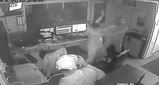 ملثم يهاجم عاملين عربيين ويغرقهما بالدماء في بريطانيا.. فيديو صورة رقم 8