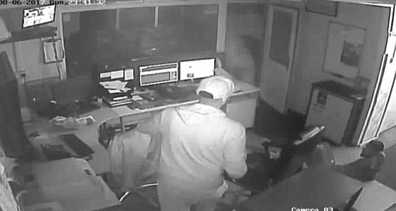 ملثم يهاجم عاملين عربيين ويغرقهما بالدماء في بريطانيا.. فيديو صورة رقم 9