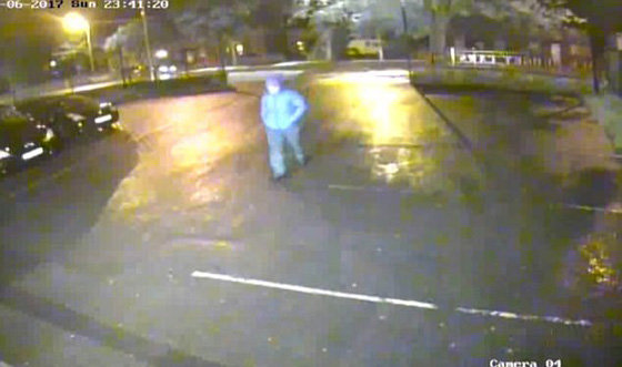 ملثم يهاجم عاملين عربيين ويغرقهما بالدماء في بريطانيا.. فيديو صورة رقم 4