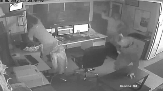 ملثم يهاجم عاملين عربيين ويغرقهما بالدماء في بريطانيا.. فيديو صورة رقم 6