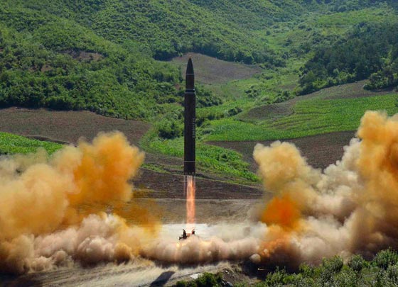 ترامب يصف الوضع بالخطير.. قوته العسكرية جاهزة وتخوف من النووي صورة رقم 3