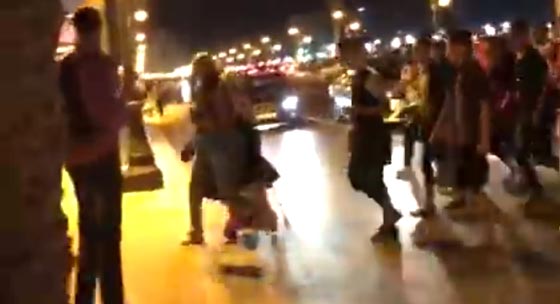 القانون غائب!! تحرش جماعي همجي ومقرف بفتاة تسير في الشارع بطنجة صورة رقم 3