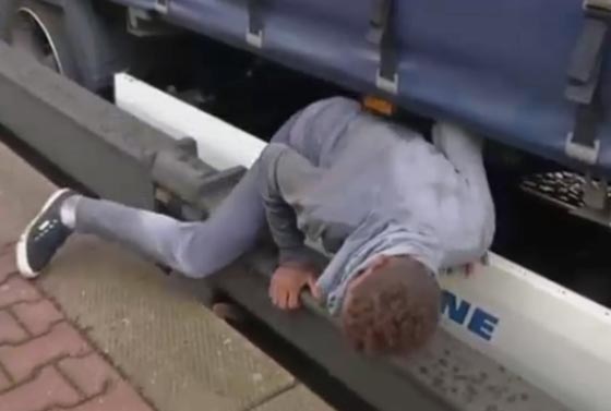 فيديو مرعب.. مهاجرون افارقة يختبئون بأماكن خطرة اسفل قطار سريع صورة رقم 3