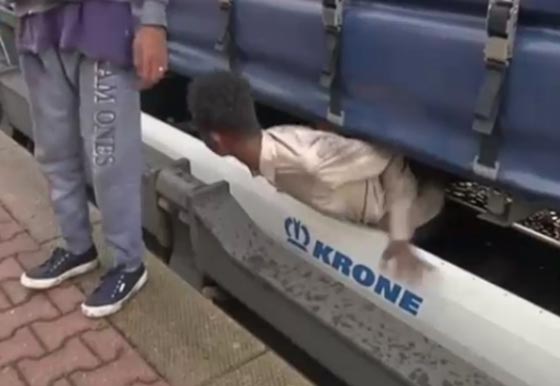 فيديو مرعب.. مهاجرون افارقة يختبئون بأماكن خطرة اسفل قطار سريع صورة رقم 4