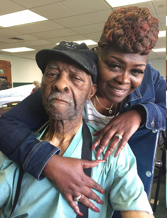 بالصور.. مشهد مرعب لقدم تخرج أثناء دفن جثة  صورة رقم 2