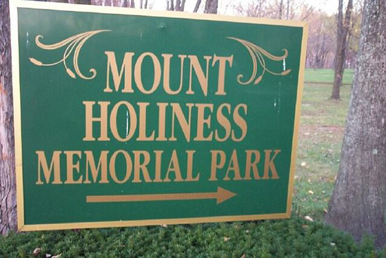 بالصور.. مشهد مرعب لقدم تخرج أثناء دفن جثة  صورة رقم 3