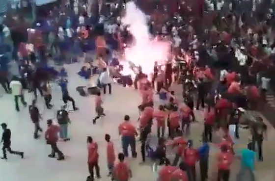 فيديو مؤلم.. ماليزيون يرشقون العجوز مهاتير محمد بالاحذية والكراسي صورة رقم 2