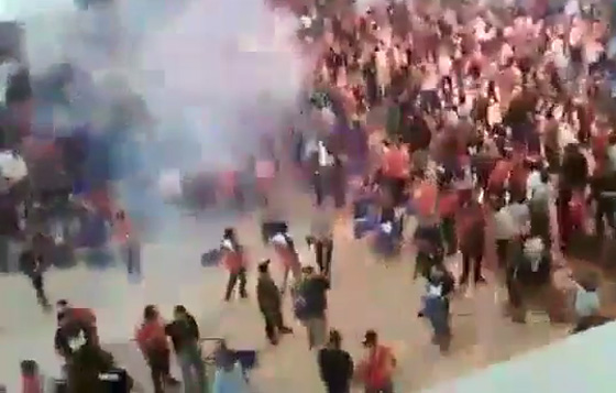 فيديو مؤلم.. ماليزيون يرشقون العجوز مهاتير محمد بالاحذية والكراسي صورة رقم 1