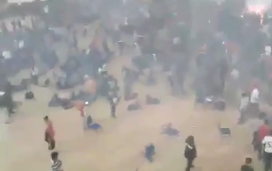 فيديو مؤلم.. ماليزيون يرشقون العجوز مهاتير محمد بالاحذية والكراسي صورة رقم 3