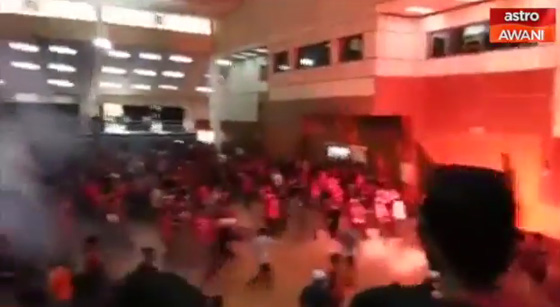 فيديو مؤلم.. ماليزيون يرشقون العجوز مهاتير محمد بالاحذية والكراسي صورة رقم 4