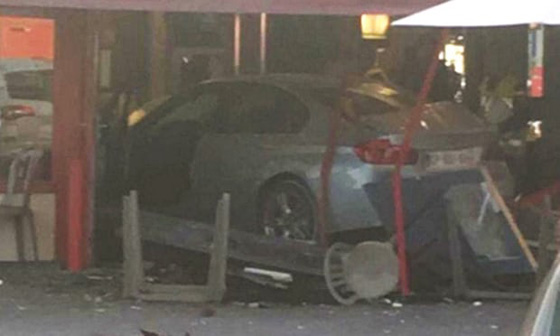 مقتل طفلة واصابة 6 بجروح في اقتحام سيارة لمطعم قرب باريس.. فيديو صورة رقم 8