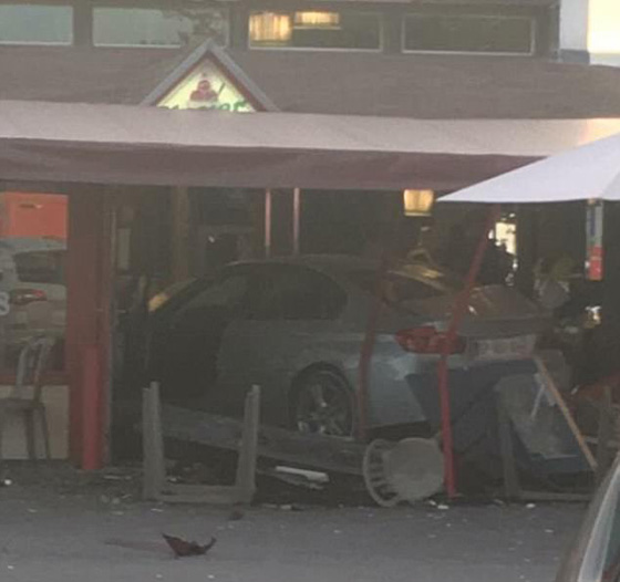 مقتل طفلة واصابة 6 بجروح في اقتحام سيارة لمطعم قرب باريس.. فيديو صورة رقم 3