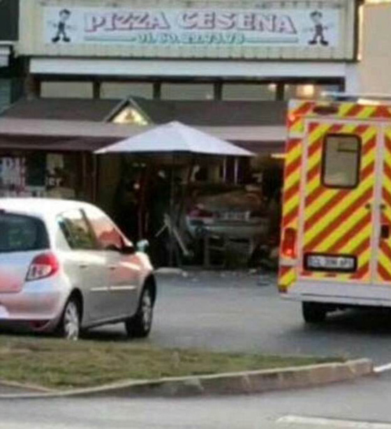 مقتل طفلة واصابة 6 بجروح في اقتحام سيارة لمطعم قرب باريس.. فيديو صورة رقم 9