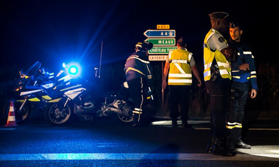 مقتل طفلة واصابة 6 بجروح في اقتحام سيارة لمطعم قرب باريس.. فيديو صورة رقم 11