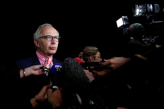 مقتل طفلة واصابة 6 بجروح في اقتحام سيارة لمطعم قرب باريس.. فيديو صورة رقم 12