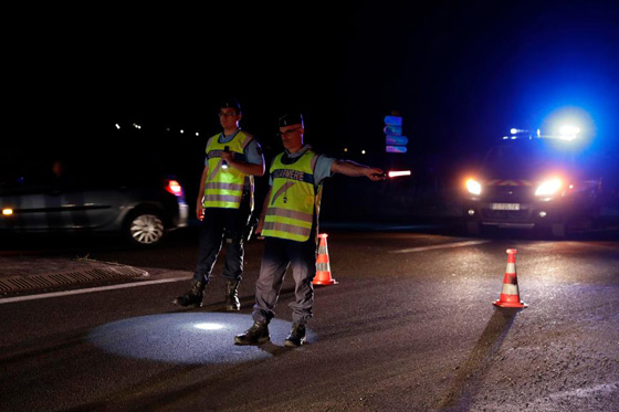 مقتل طفلة واصابة 6 بجروح في اقتحام سيارة لمطعم قرب باريس.. فيديو صورة رقم 6