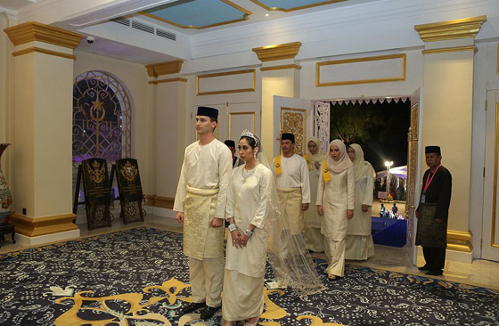 لاعب كرة سابق يعتنق الاسلام ويتزوج من اميرة ماليزية في حفل اسطوري صورة رقم 7