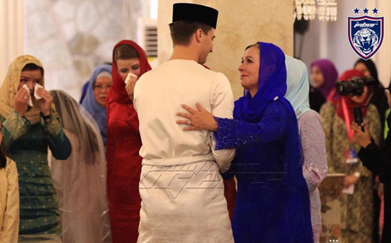 لاعب كرة سابق يعتنق الاسلام ويتزوج من اميرة ماليزية في حفل اسطوري صورة رقم 17