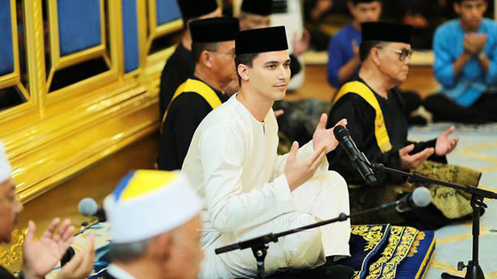 لاعب كرة سابق يعتنق الاسلام ويتزوج من اميرة ماليزية في حفل اسطوري صورة رقم 12