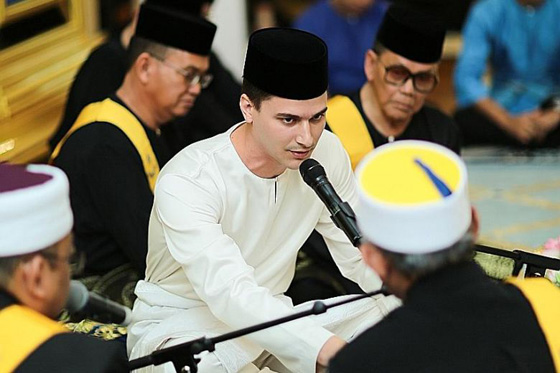 لاعب كرة سابق يعتنق الاسلام ويتزوج من اميرة ماليزية في حفل اسطوري صورة رقم 11