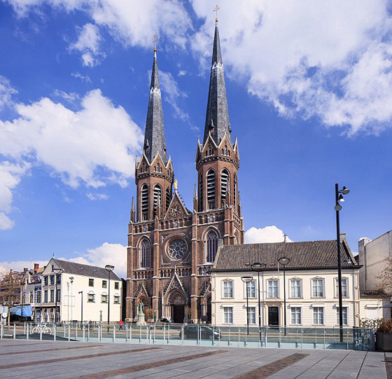 هولندا.. الإفراج عن صناع فيلم إباحي بعد تصوير مشاهد داخل كنيسة صورة رقم 5