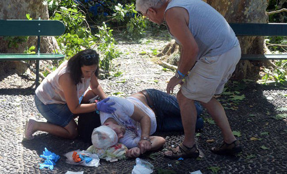 فاجعة بالبترغال.. سقوط شجرة معمِّرة على جمع من المصلين اثناء احتفال ديني صورة رقم 5