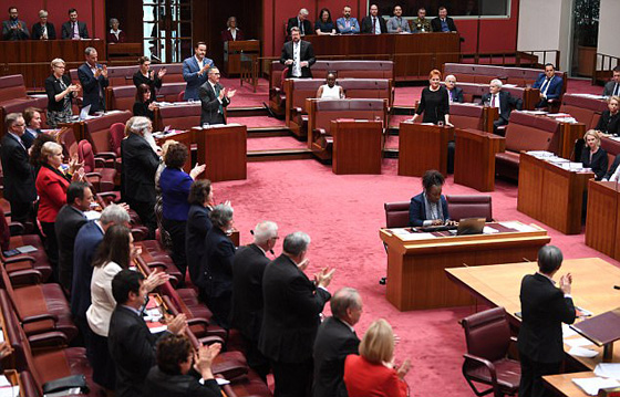 رئيسة حزب يميني ترتدي البرقع في مجلس الشيوخ الأسترالي.. والسبب؟! صورة رقم 12