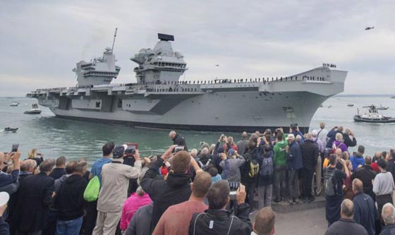  بالفيديو.. وصول أضخم سفينة حربية بريطانية إلى جنوب إنجلترا للمرة الاولى صورة رقم 2