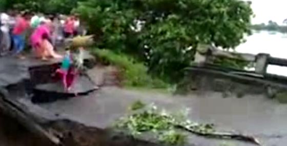 فيديو صادم.. شاهدوا لحظة غرق أم وطفلها بانهيار جسر بالهند صورة رقم 2
