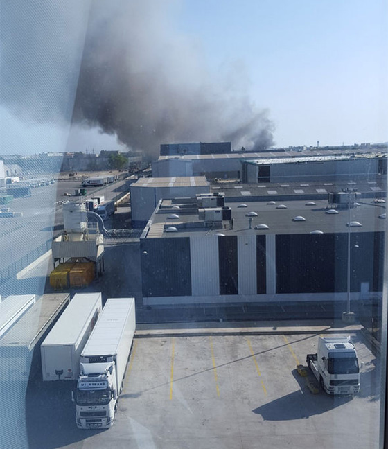 بالفيديو والصور.. اندلاع حريق ضخم في مطار برشلونة الدولي صورة رقم 1