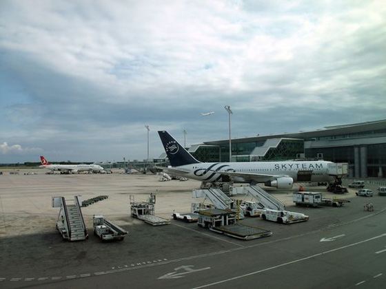 بالفيديو والصور.. اندلاع حريق ضخم في مطار برشلونة الدولي صورة رقم 2