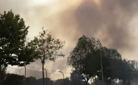 بالفيديو والصور.. اندلاع حريق ضخم في مطار برشلونة الدولي صورة رقم 4