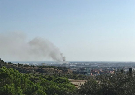 بالفيديو والصور.. اندلاع حريق ضخم في مطار برشلونة الدولي صورة رقم 7