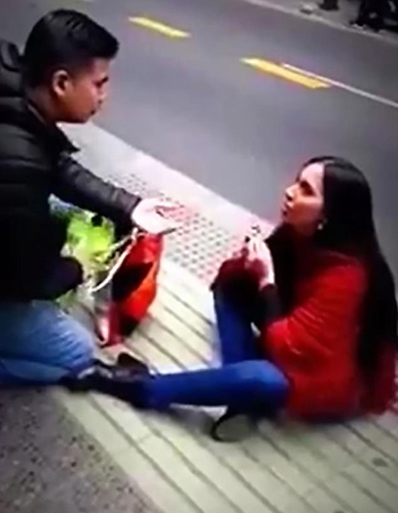 مسلسلات اون لاين يكشف سر فيديو فتاة تعرض الزواج على صديقها في الشارع فيهرب منها! صورة رقم 1