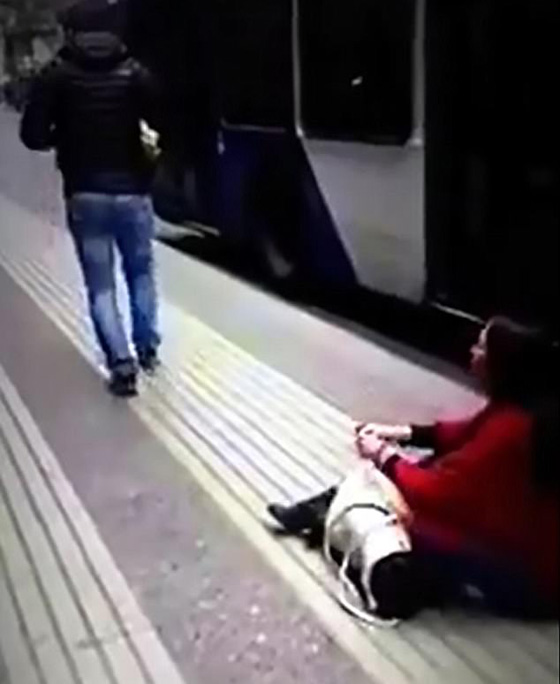 مسلسلات اون لاين يكشف سر فيديو فتاة تعرض الزواج على صديقها في الشارع فيهرب منها! صورة رقم 2