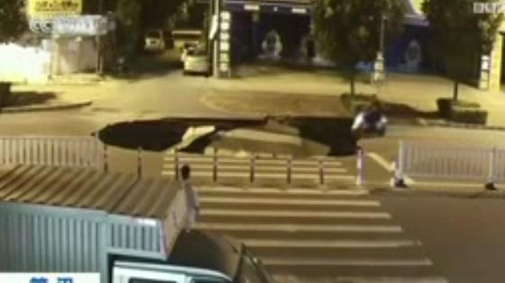 بالفيديو.. لحظة سقوط سائق دراجة نارية في حفرة عملاقة في الصين صورة رقم 1