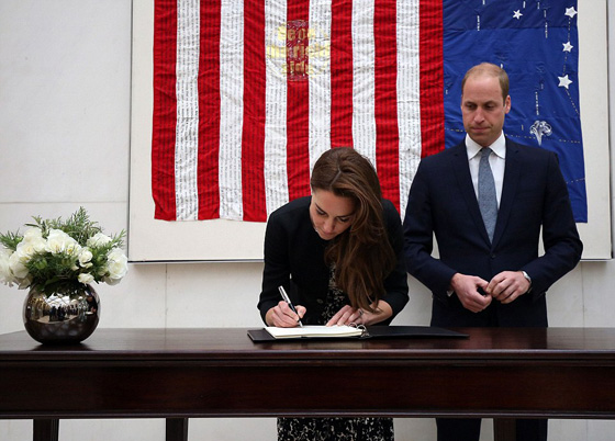 لهذا السبب ترفض دوقة كامبريدج التوقيع وتفضل التقاط السيلفي!! صورة رقم 7