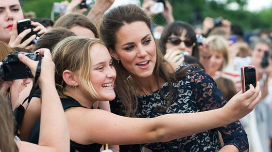 لهذا السبب ترفض دوقة كامبريدج التوقيع وتفضل التقاط السيلفي!! صورة رقم 1