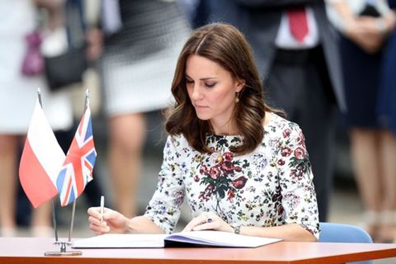 لهذا السبب ترفض دوقة كامبريدج التوقيع وتفضل التقاط السيلفي!! صورة رقم 5