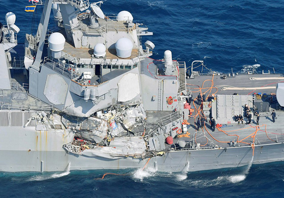 فقدان 10 بحارة اميركيين اثر اصطدام مدمرتهم بناقلة نفط في سنغافورة صورة رقم 11