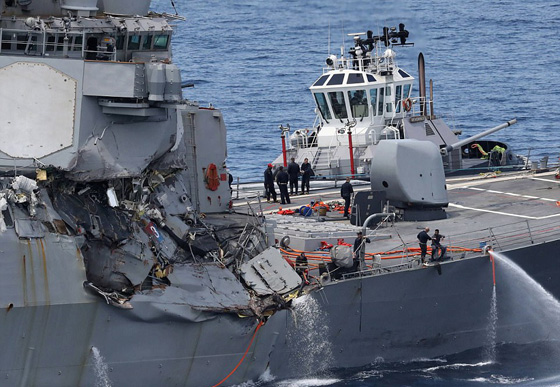 فقدان 10 بحارة اميركيين اثر اصطدام مدمرتهم بناقلة نفط في سنغافورة صورة رقم 17