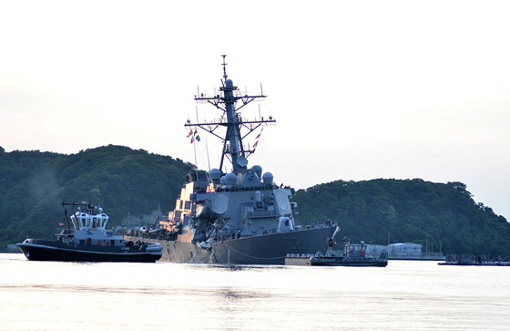 فقدان 10 بحارة اميركيين اثر اصطدام مدمرتهم بناقلة نفط في سنغافورة صورة رقم 22