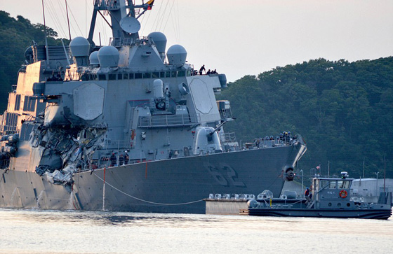 فقدان 10 بحارة اميركيين اثر اصطدام مدمرتهم بناقلة نفط في سنغافورة صورة رقم 20