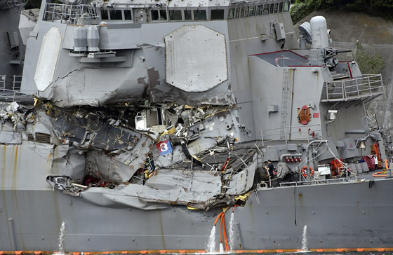 فقدان 10 بحارة اميركيين اثر اصطدام مدمرتهم بناقلة نفط في سنغافورة صورة رقم 26