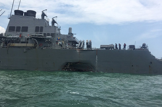 فقدان 10 بحارة اميركيين اثر اصطدام مدمرتهم بناقلة نفط في سنغافورة صورة رقم 29