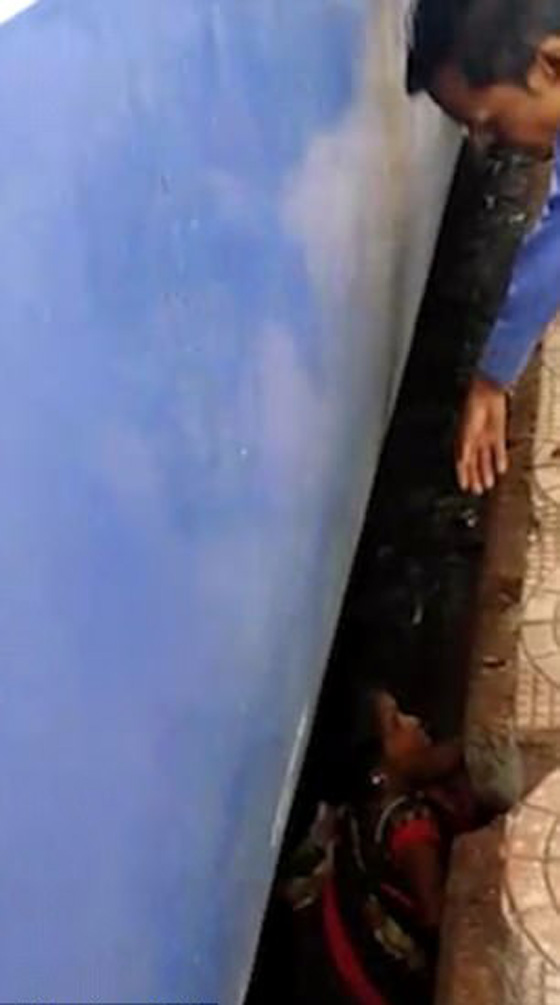 فيديو مروع.. سقوط سيدة تحت عجلات قطار متحرك صورة رقم 1