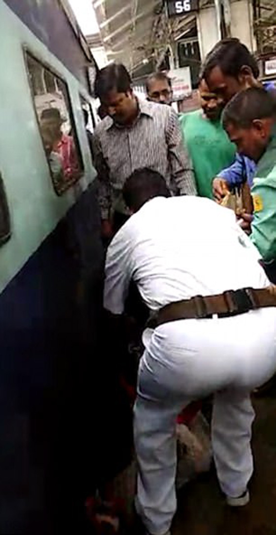 فيديو مروع.. سقوط سيدة تحت عجلات قطار متحرك صورة رقم 3