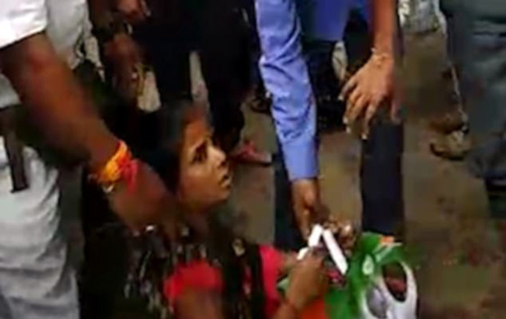 فيديو مروع.. سقوط سيدة تحت عجلات قطار متحرك صورة رقم 5