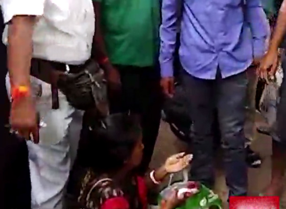 فيديو مروع.. سقوط سيدة تحت عجلات قطار متحرك صورة رقم 6