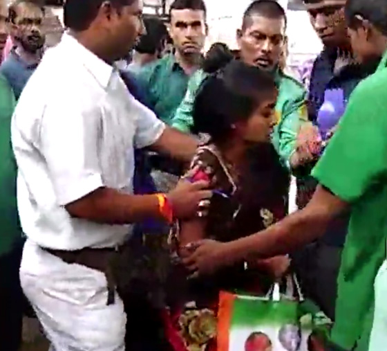 فيديو مروع.. سقوط سيدة تحت عجلات قطار متحرك صورة رقم 7